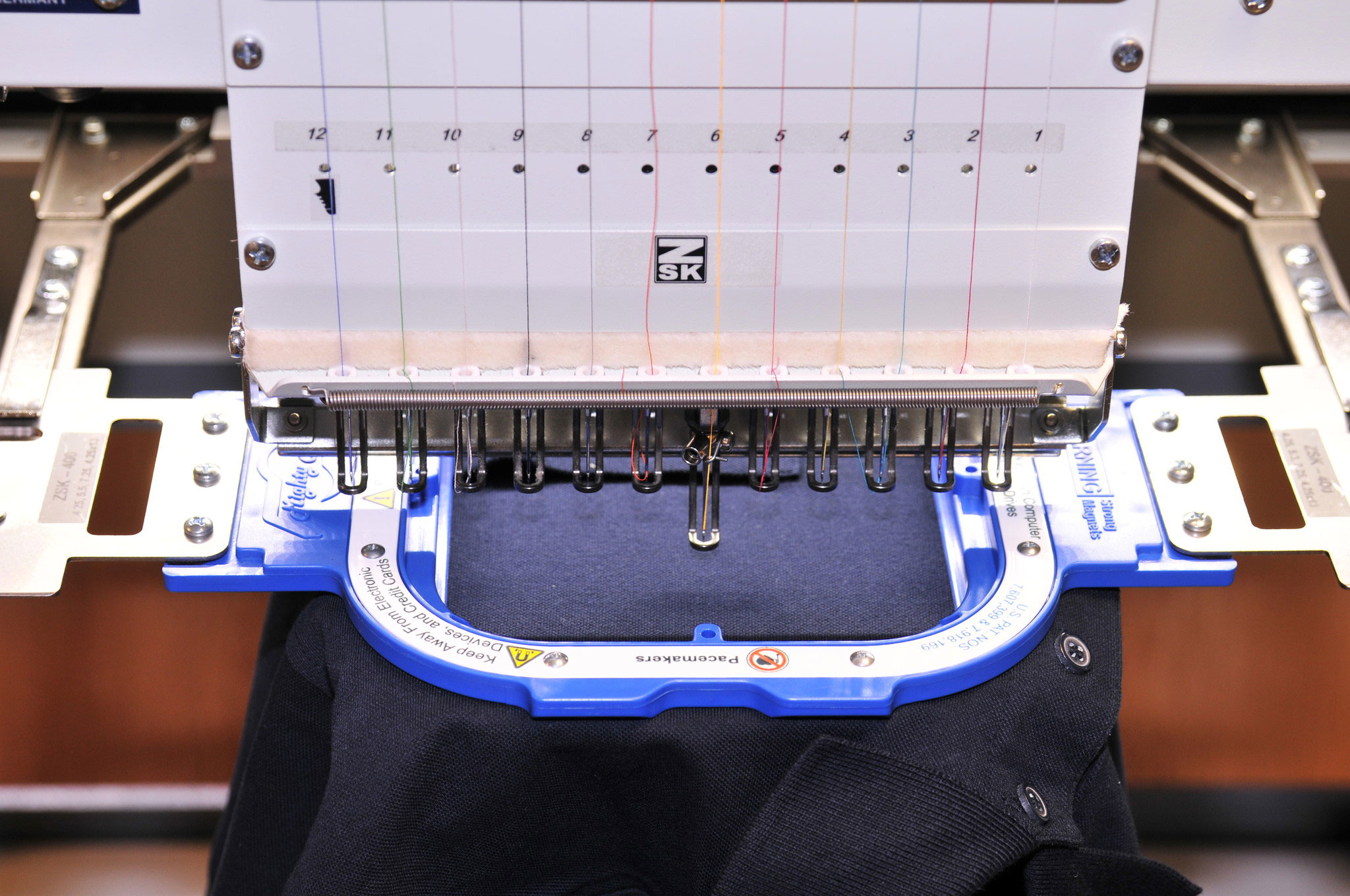 Mighty Hoop Magnetrahmens in einer ZSK Stickmaschine Abbildung eines Mighty Hoop Magnetrahmens in einer ZSK Stickmaschine